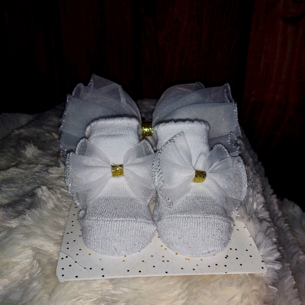 Baby Booties and Matching Bow Sets  NWOT